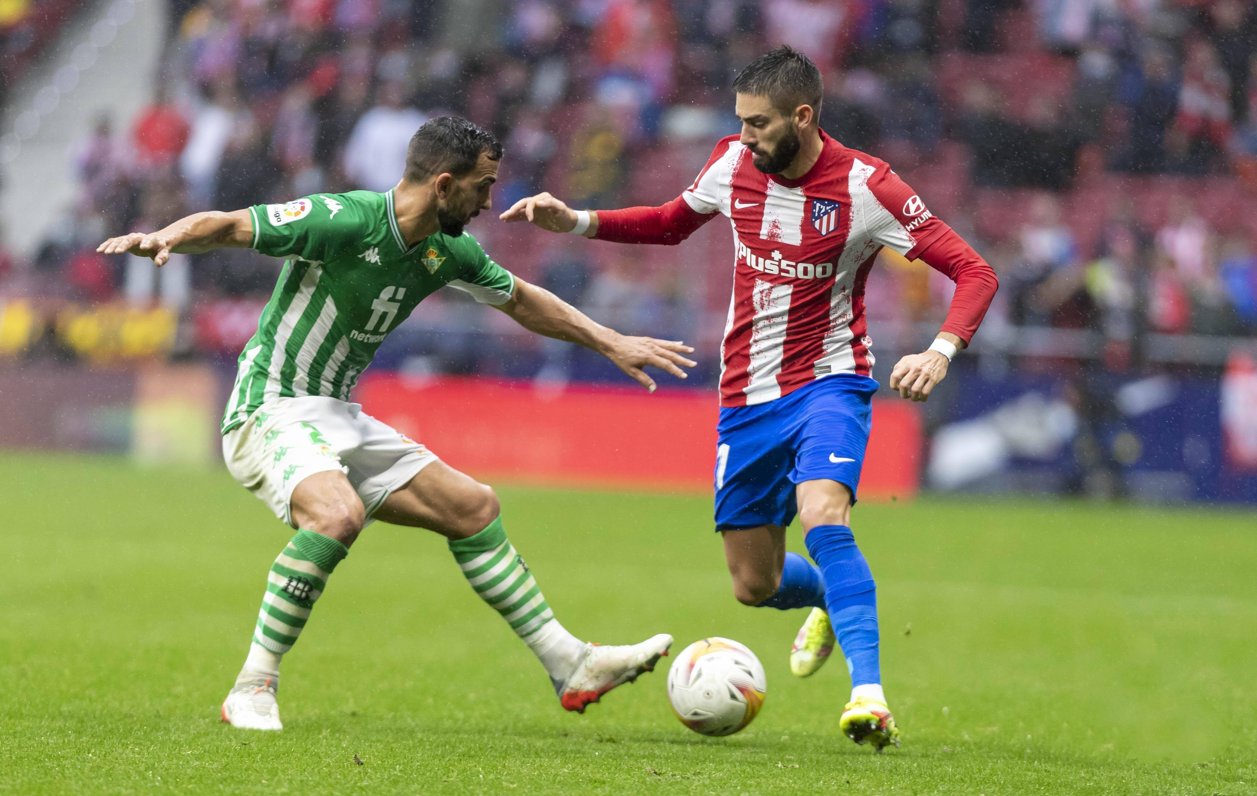 半岛体育官网入口-强强对话，重心转向足球场外，角逐更火爆