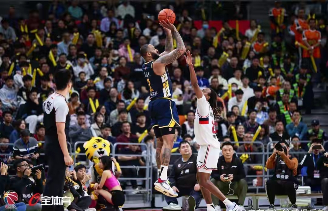 半岛体育入口-广州富力胜负争夺打平，球员状态不稳拿不定