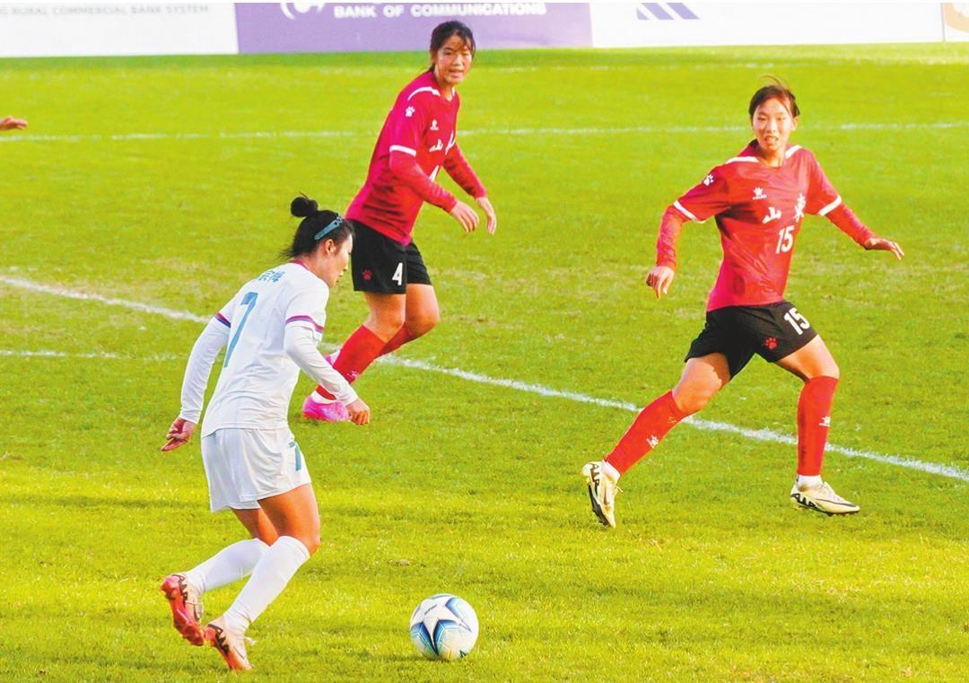 半岛体育app下载-中国女足队员展现实力，摘得桂冠