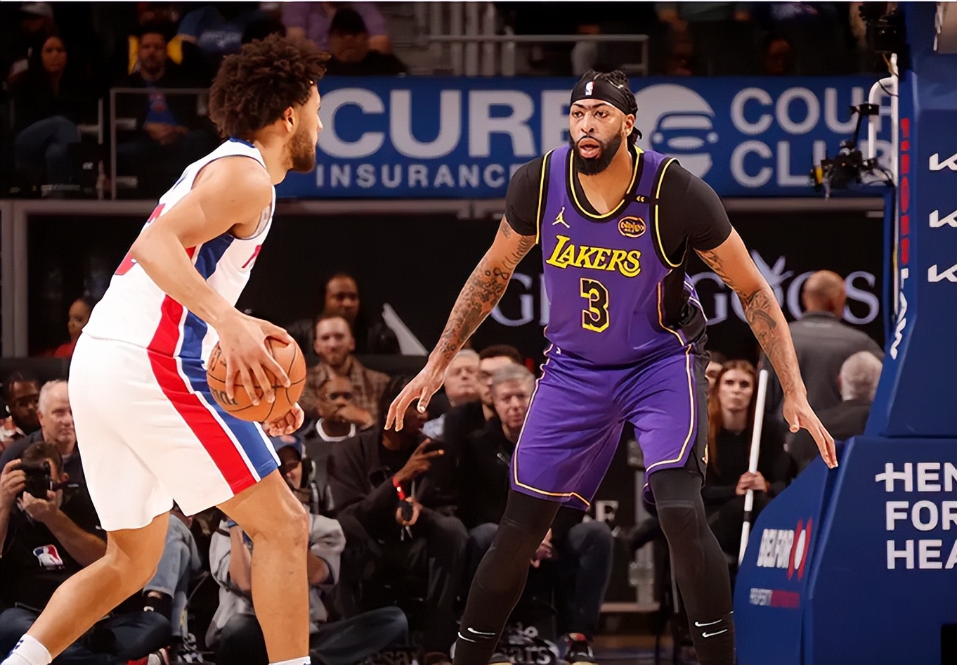 半岛体育平台官网-关于篮球赛场上的精彩瞬间：湖人队员突破众人包夹的信息