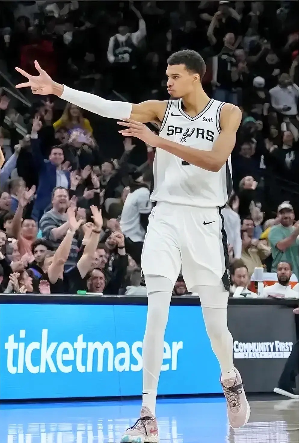 半岛体育官网-爵士力克灰熊，戈贝尔双双+的简单介绍