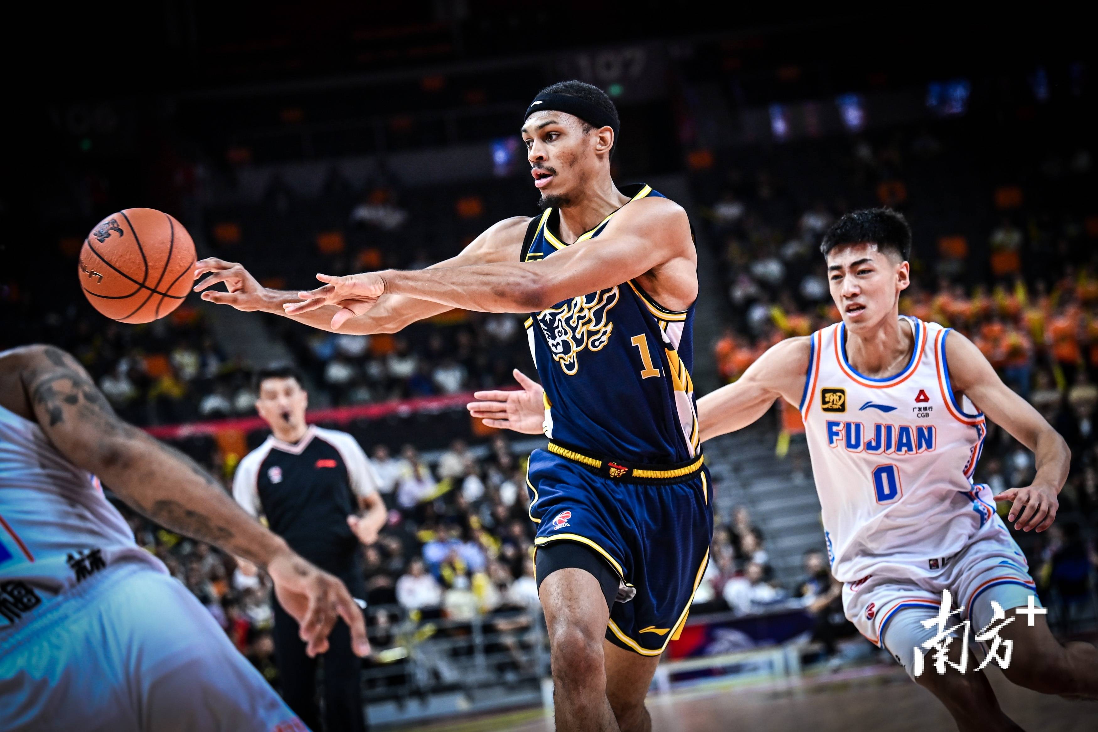 半岛体育在线-广东男篮再胜对手，不敌强敌仍保领先地位